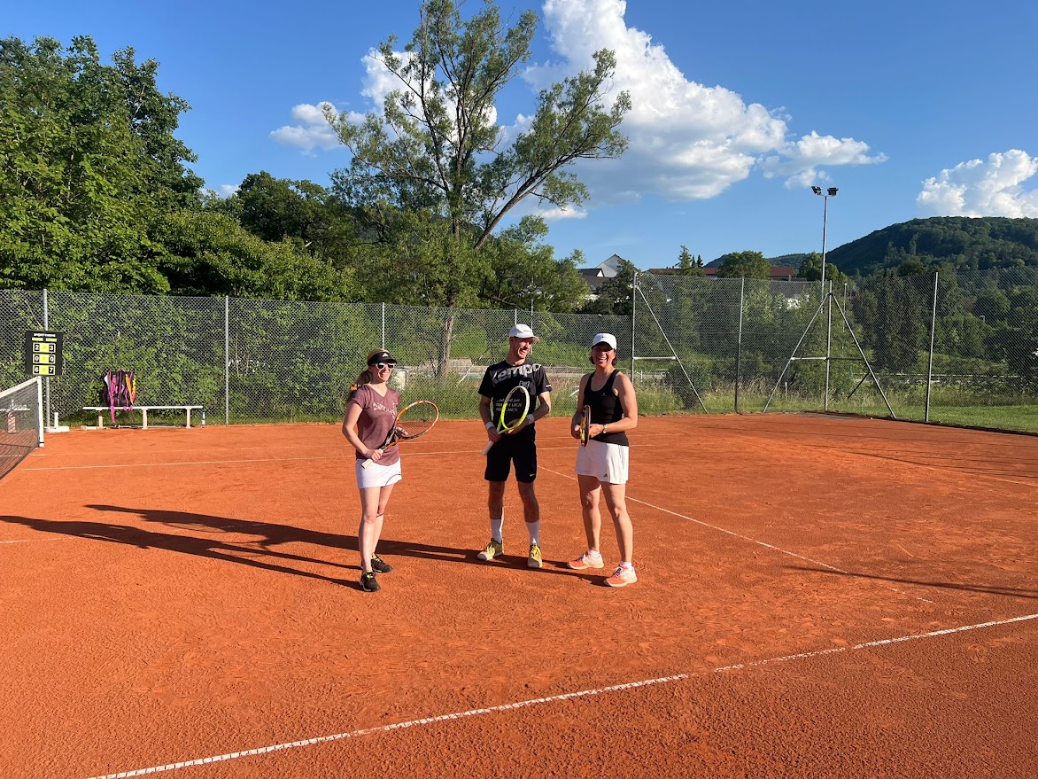 Spielerinnen und Spieler beim Mixed-Doppel