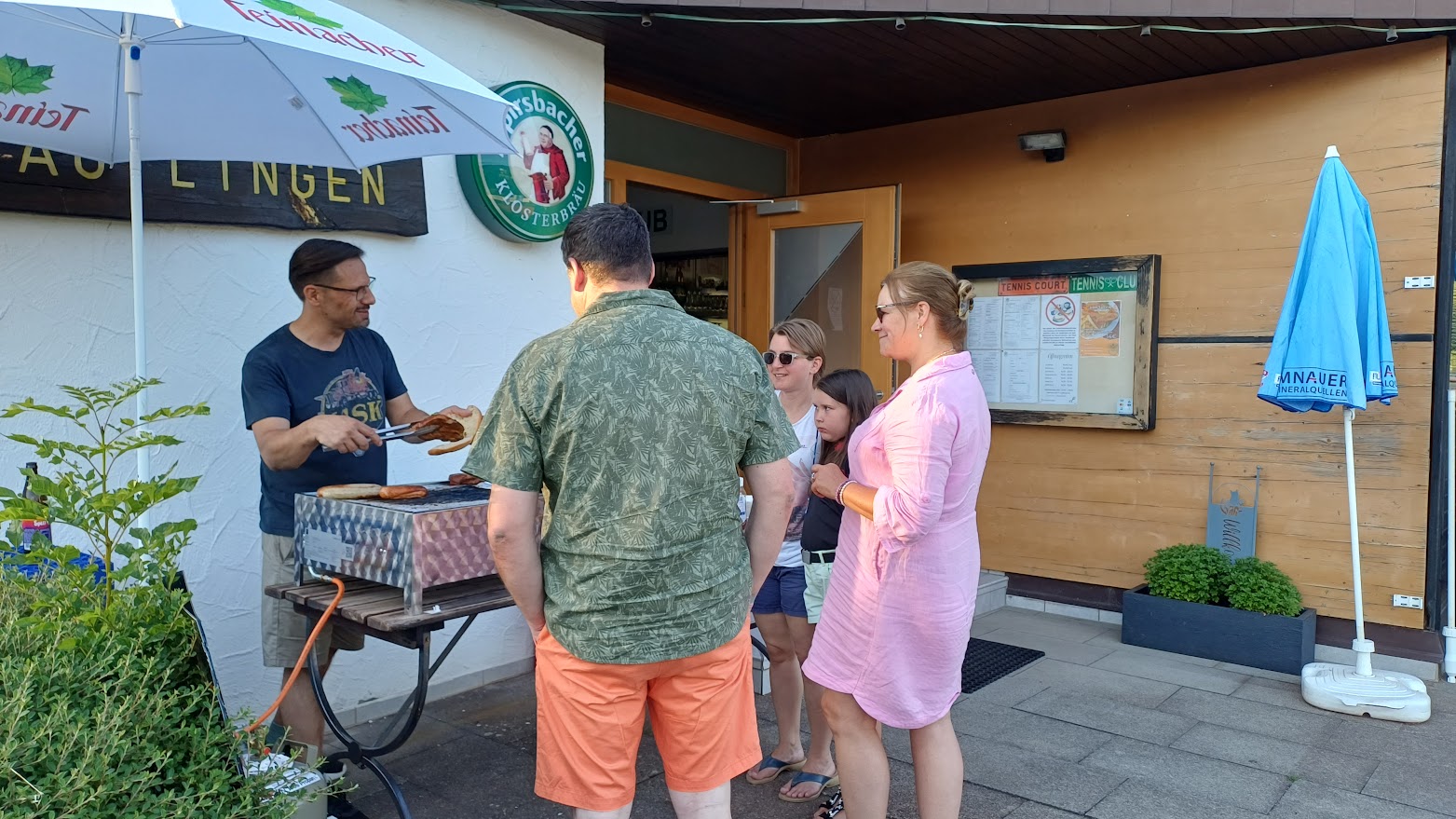 Michael am Grill, Gäste beim Essen