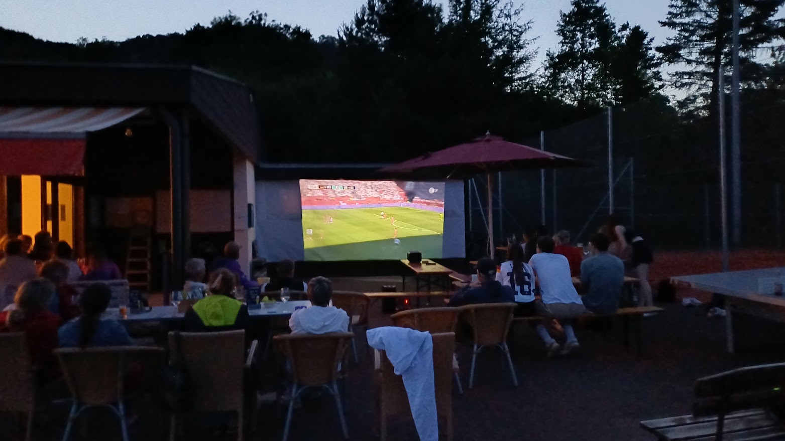Gäste beim Public Viewing
